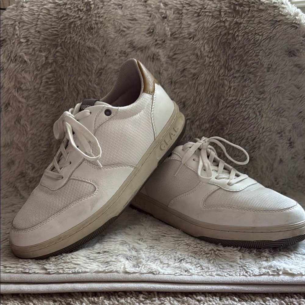 Vuori/CLAE White and Tan Sneakers with Sleek Design